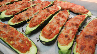 Football Off-Season Diet Food: Stuffed Zucchini “Pizza”
